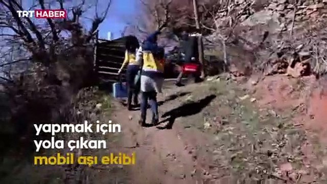 Zeynep teyze aşı ekibini görünce gözyaşlarını tutamadı