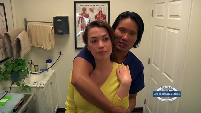 Ce chiropracteur fait craquer les filles... littéralement