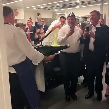 Le boss de ce restaurant vient sabrer le champagne... et se rate bien comme il faut