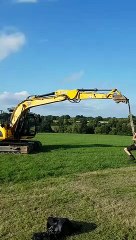 Faire de la balançoire géante suspendu à un tractopelle