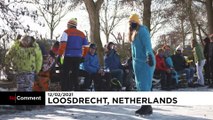 Hollanda'da donan göl ve kanallarda 'buz pateni çılgınlığı'