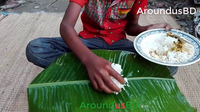 Hilsah fish cooking and eating village kids Delicious Hilsa Fish Cooking & Eating village kids