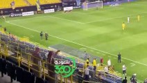 مشادة كلامية بين رئيس نادي الشباب واللاعبين المتواجدين على دكة بدلاء النصر