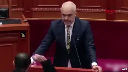 Arnavutluk Başbakanı'na yumurtalı saldırı düzenlendi