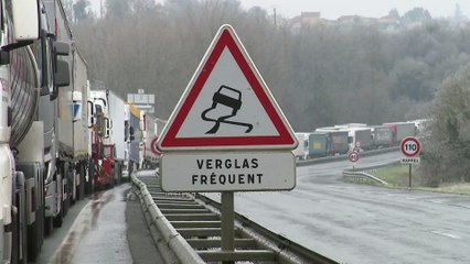 Скачать видео: Las nevadas y el frío extremo en Europa convierten las carreteras en peligrosas pistas de hielo