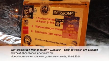 Wintereinbruch München am 10.02.2021 - Schneetreiben am Eisbach schreckt abendliche Surfer nicht ab