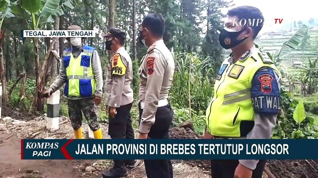 Jalan Antar Provinsi Penghubung Kabupaten Tegal dan Brebes Tertimbun Longsor