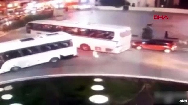 Kontrolden çıkan otobüs yayaların arasına daldı! İşte o anlar...