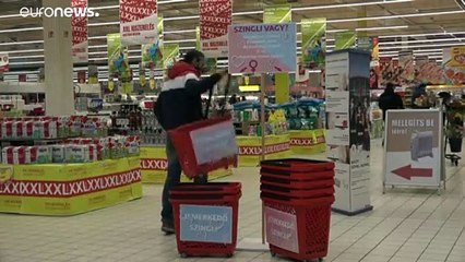 "سلال العزّاب" تساعد رواد متجر مجري على إيجاد الحب أثناء التسوق