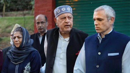 Omar Abdullah with father Farooq, under house arrest again