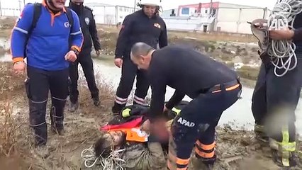 Dere yatağındaki çamura saplanan üniversite öğrencisi kurtarıldı