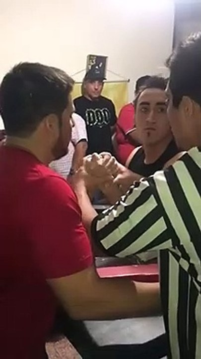 Pulso de brazos, el tamaño no importa ¿Quién ganara?