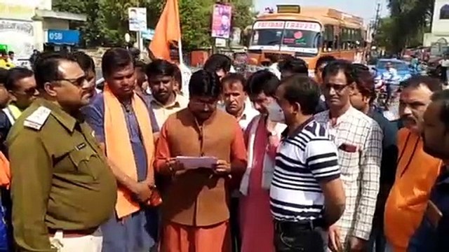 बजरंग दल कार्यकर्ताओं से ज्ञापन लेने पहुंचे तहसीलदार, धरना खत्म