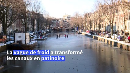 Amsterdam: de courageux patineurs glissent sur le canal gelé