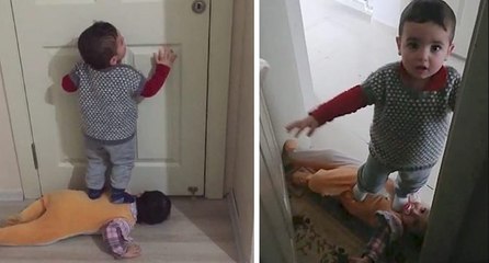 Minik ikizlerin kapı açma numarası şoke etti