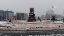 Beyaza bürünen Taksim Meydanı böyle görüntülendi