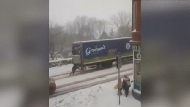 İngiltere'de yokuşu çıkamayan TIR'ı ittirmeye çalışan kadın görüntülendi