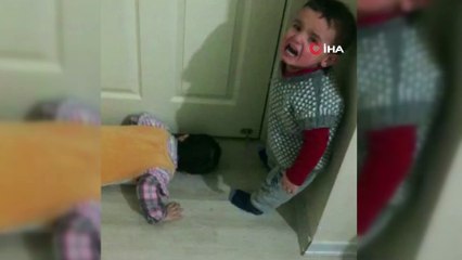 Minik ikizlerin kapı açma numarası şoke etti