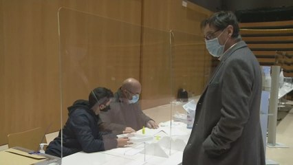 Salvado Illa (PSC) vota en La Roca del Vallès