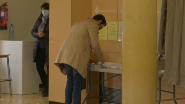 Roger Torrent vota en Sarriá de Ter y lanza un mensaje de agradecimiento a los miembros de las mesas electorales