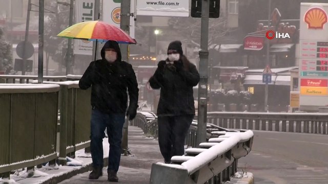 İstanbullular güne karla uyandı, vatandaşlar yürümekte zorluk çekti