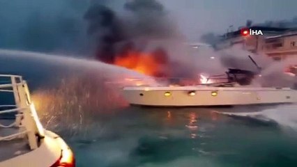 Bebek sahilinde park halindeki 2 teknede yangın