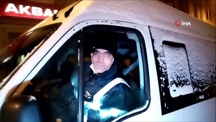 Tekirdağ'da karla kaplı yollar buz tuttu: Araçlar yokuşu çıkamayınca mahsur kalanlar evine yaya gitti