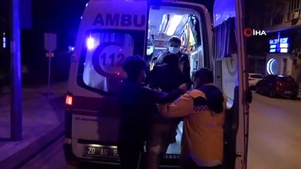 Parkta bıçaklı saldırıya uğradı, can havliyle arkadaşlarına sığındı