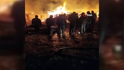 İki katlı ahşap ev ve ahır yangında kül oldu
