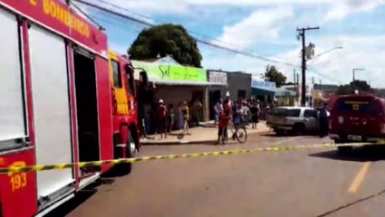 Download Video: Motorista colide contra poste e atropela pessoas em calçada, no Bairro Interlagos