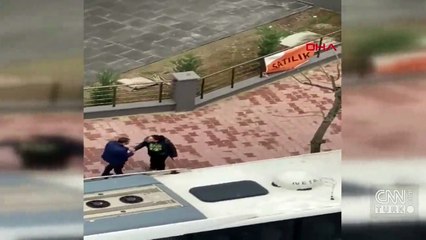 Kadına sokak ortasında tokat attı