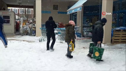 Adım atan kendini yerde buldu...Kaygan zemine adım atan onlarca kişi böyle düştü