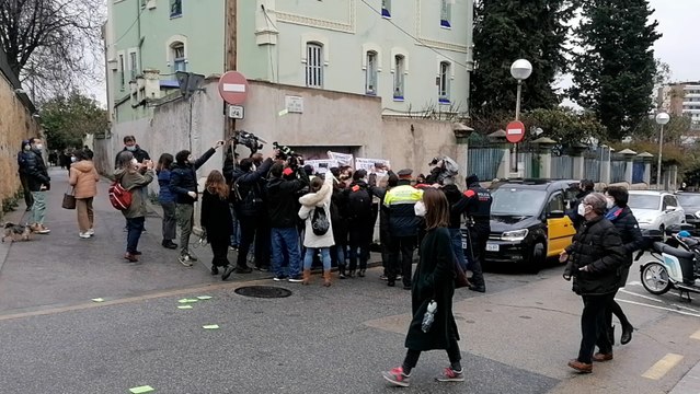 Cinco activistas de Femen protestan contra Garriga ante su colegio electoral