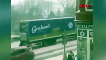 Yokuşu çıkamayan TIR'ı ittirmeye çalışan bir kişi böyle görüntülendi