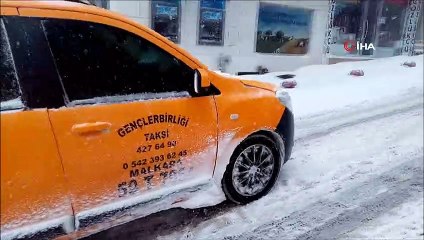 Kar kalınlığı 35 santimetreyi aştı: Yolda kalan araçları iterek kurtardılar