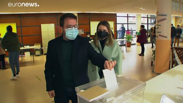 Baja 12 puntos la participación en Cataluña en unos comicios marcados por la pandemia y la lluvia