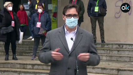 Las redes sociales se burlan de Illa por las mangas de su abrigo