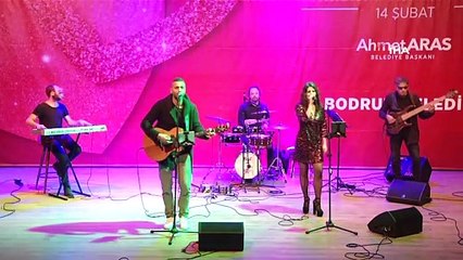 Müziğe hasret kalan sanatçılar sahneden inmek bilmedi