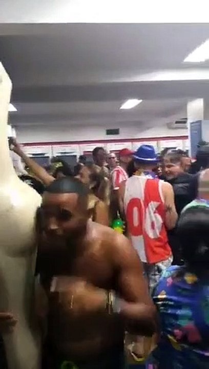 Proibido o Carnaval na rua? Então tá.  Carnaval dentro do Banco Bradesco em Bangu, zona norte do Rio.