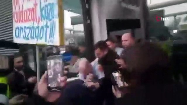 Avrupa ülkesinde milletvekilleri devlet televizyonundan zorla çıkarıldı