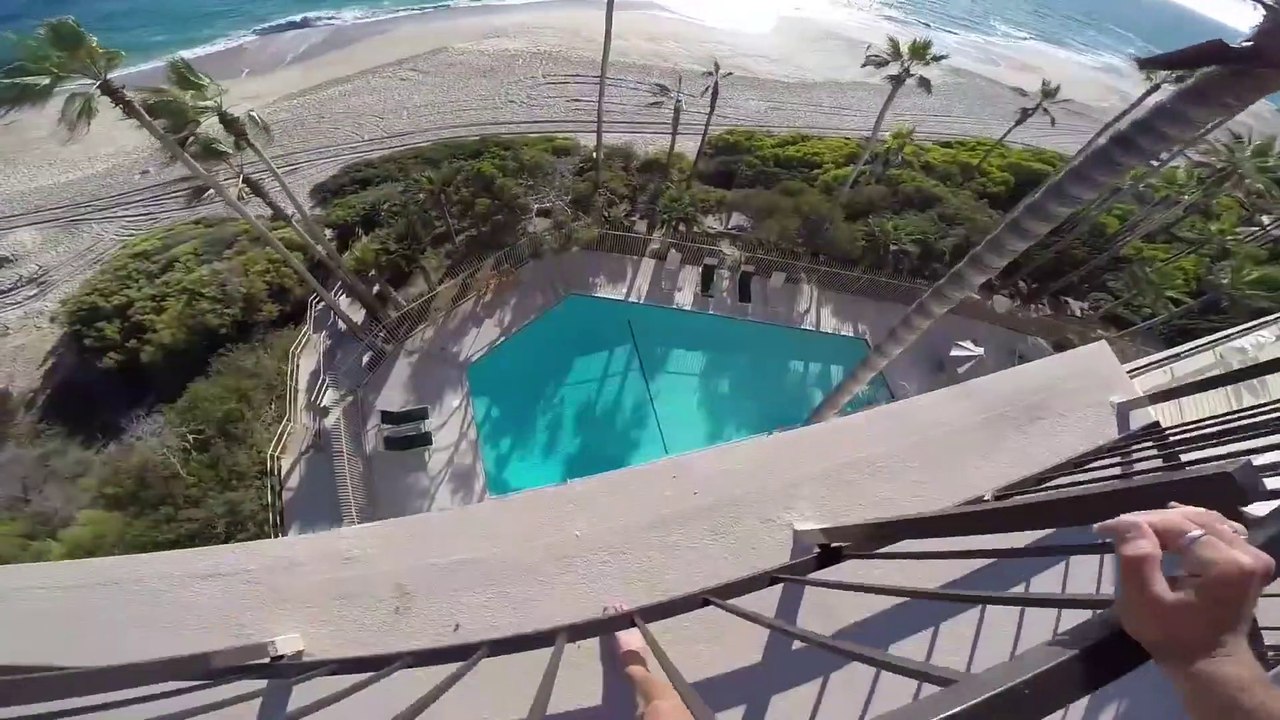 Ce fou plonge du 5eme étage d'un hôtel dans une piscine