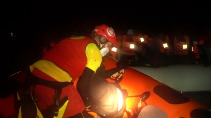 106 migrants secourus par l'ONG Open Arms en pleine tempête