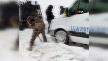 Arnavutköy'de yolda kalan servis aracına özel harekat polisleri yardım etti