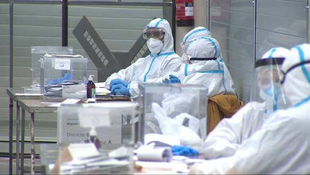 Miembros de la mesas electorales en el Mercat de San Antoni portan EPI