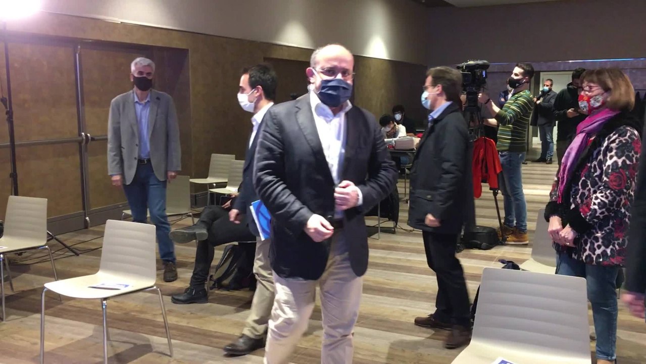 Alejandro Fernández sigue la noche electoral acompañado de sus compañeros