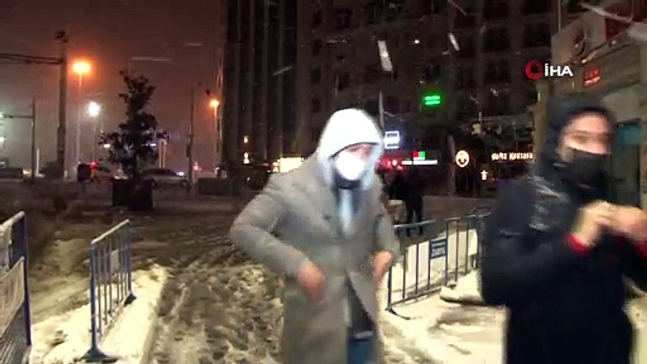Taksim Meydanı kar yağışı ile birlikte beyaza büründü