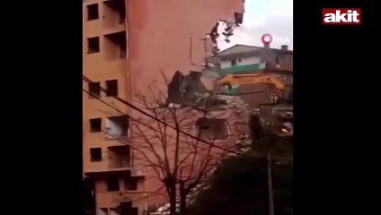 Bina kepçenin üzerine böyle yıkıldı