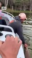 كنغر يكافح من أجل السباحة وعائلة على قارب صيد تنقذه