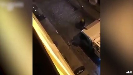 Gecenin bir yarısı çöp kamyonuna atarlanan adam kamerada