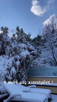 Ελένη Μενεγάκη: Μας δείχνει τη χιονισμένη αυλή του σπιτιού της στα Μελίσσια!